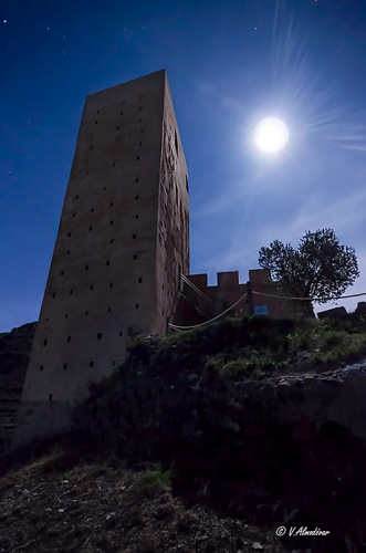 Castillo de Almonacir. Nocturna con luna llena.